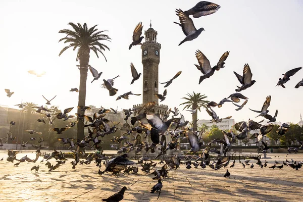 Uhr Turm und einige Menschen auf dem Konak-Platz izmir Türkei und in — Stockfoto
