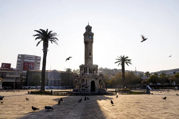 Tour de l'Horloge et quelques personnes à la place Konak Izmir Turquie et dans — Photo