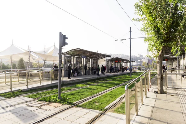 Konak İzmir Türkiye tramvay istasyonu. İnsanlar tramvay bekliyor — Stok fotoğraf