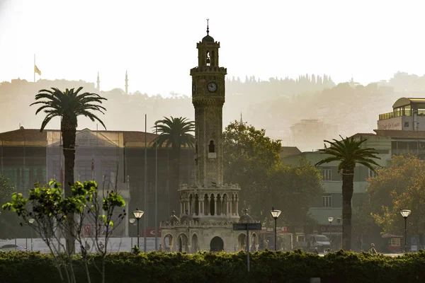 Torre del reloj y algunas personas en la Plaza Konak Izmir Turquía y en — Foto de Stock