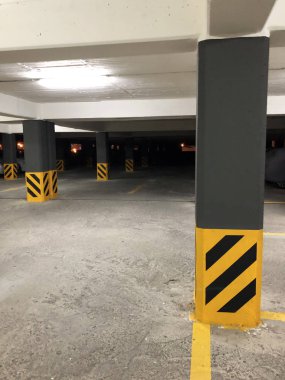 Potansiyel tehlike köşegen çizgilerinin bir sütunda fotoğrafı