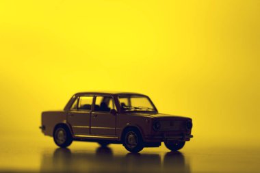 Canlı kırmızı arka planda siluet oyuncak araba.