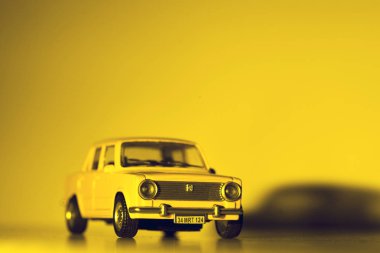 Sarı oyuncak arabanın ön görünümü.