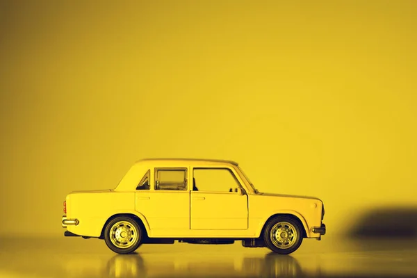 Vista lateral de un coche de juguete amarillo . — Foto de Stock