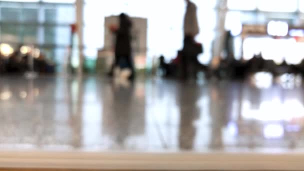 Menschen Mit Defokussierter Silhouette Gehen Auf Einem Flughafen Mit Einigen — Stockvideo