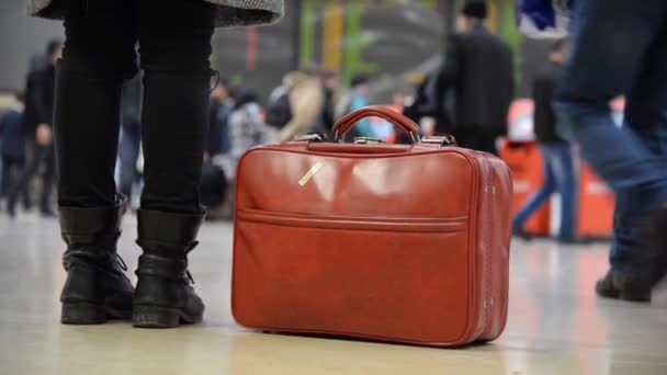 Mulher Com Botas Saco Mão Vermelho Aeroporto Com Algumas Pessoas — Vídeo de Stock