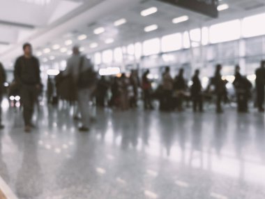 Defocused İnsanlar havaalanında bir kapı önünde kuyrukta bekliyor.