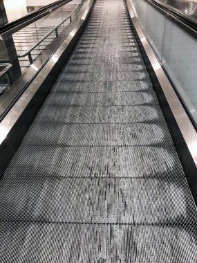 Birinci şahıs görünümünden yürüyen merdiven görünümü.