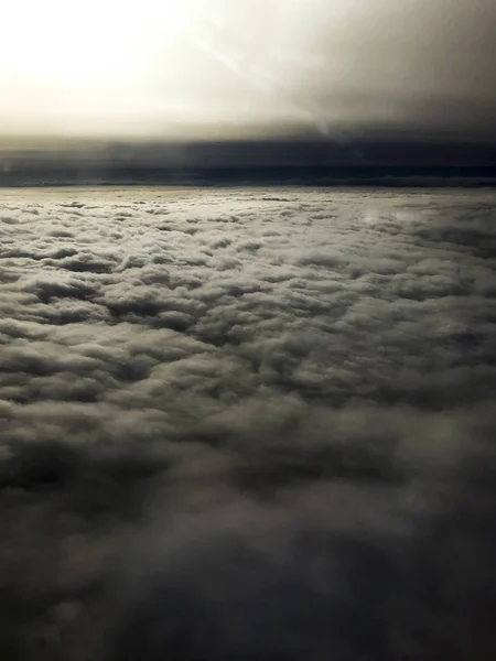 平面窓からの雲の上からの雲景. — ストック写真