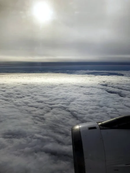 Συννεφιά από πάνω από την θέα των σύννεφων από ένα παράθυρο αεροπλάνου. — Φωτογραφία Αρχείου