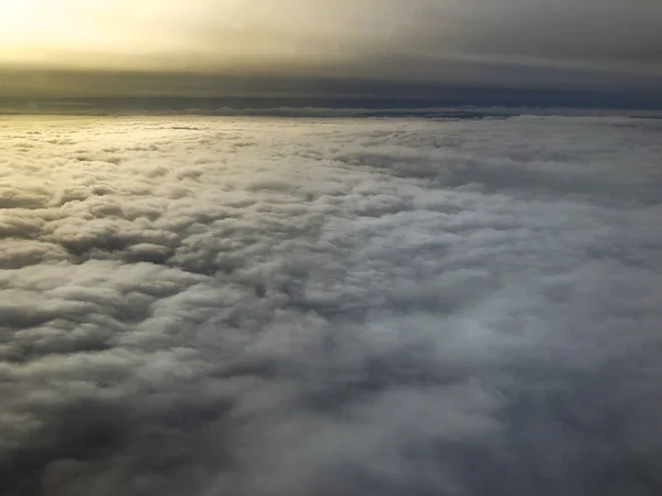 Облачный пейзаж сверху на облака вид из окна самолета . — стоковое фото