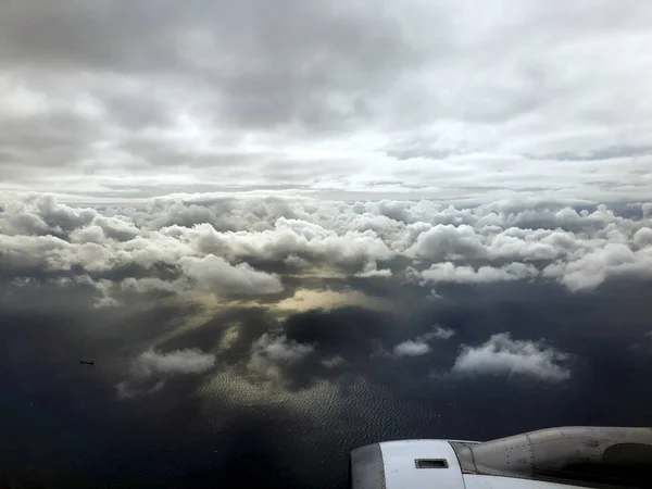 Cloudscape de cima das nuvens vista de uma janela plana . — Fotografia de Stock