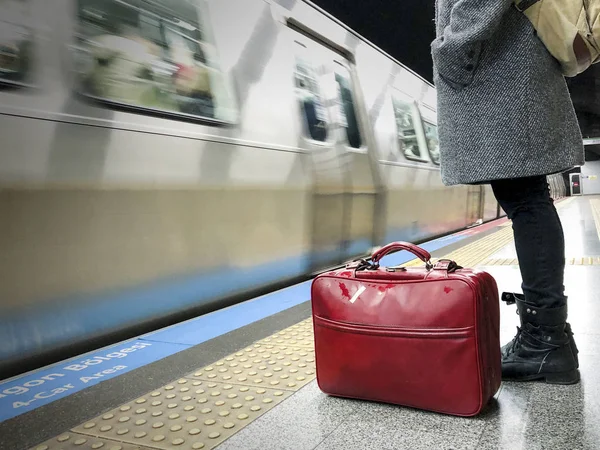 Mujer con una bolsa roja, esperando el tren del metro en el Osmanbey stati —  Fotos de Stock