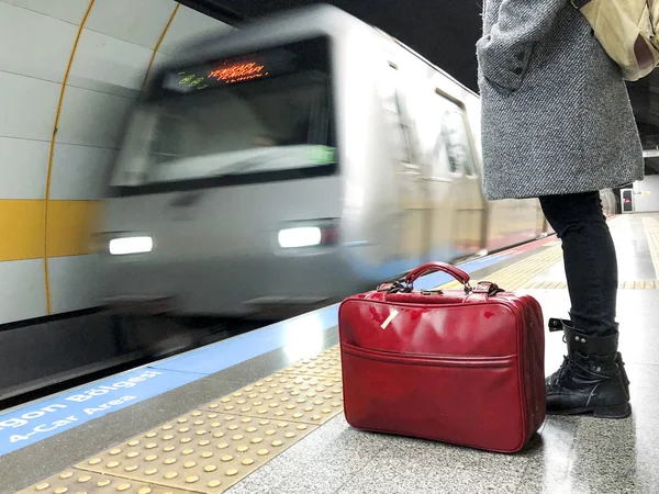 Kırmızı çantalı kadın, Osmanbey Stadyumu 'nda metro trenini bekliyor. — Stok fotoğraf
