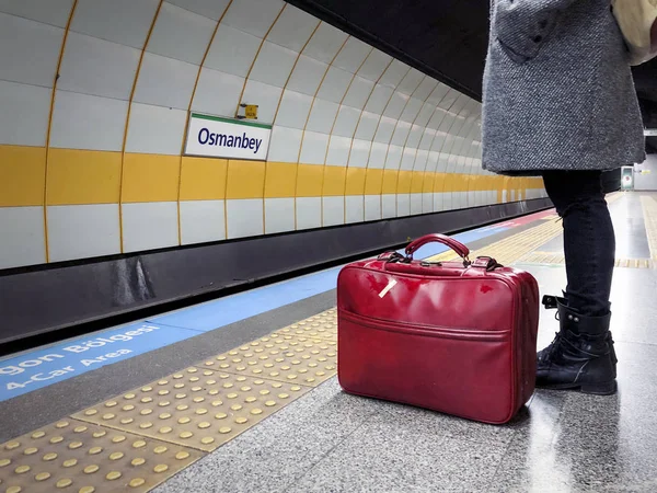 一个拿着红包的女人在奥斯曼贝车站等地铁 — 图库照片