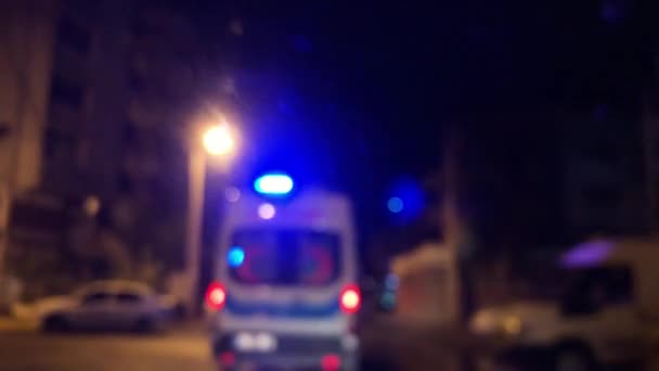 Inseguire Ambulanza Sfocata Notte Strade Con Auto — Video Stock