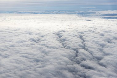Kabarık bulutların üzerinde.