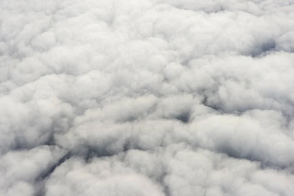 Felett a bolyhos felhők. — Stock Fotó