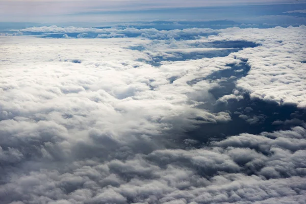 海のある民間機の窓からの雲. — ストック写真
