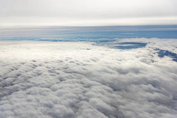 Kabarık bulutların üzerinde. — Stok fotoğraf