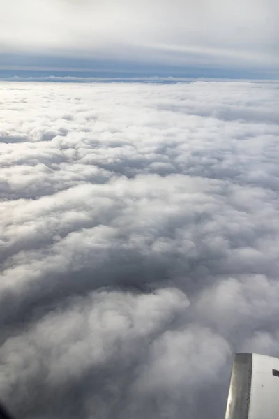 Por encima de las nubes esponjosas . —  Fotos de Stock