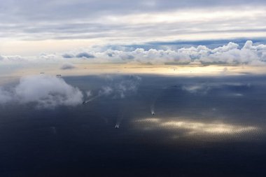 Deniz ve bazı shi ile ticari bir uçağın penceresinden Bulutlar