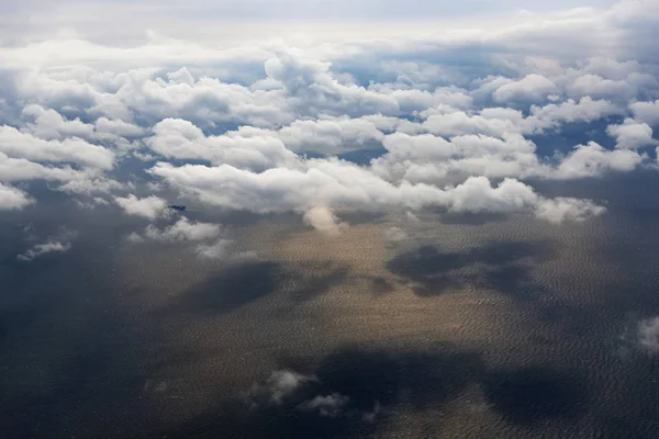 Nuages d'une fenêtre d'un avion commercial avec mer et quelques shi — Photo