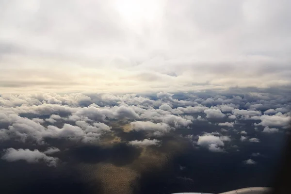 Nuages d'une fenêtre d'un avion commercial avec mer et quelques shi — Photo