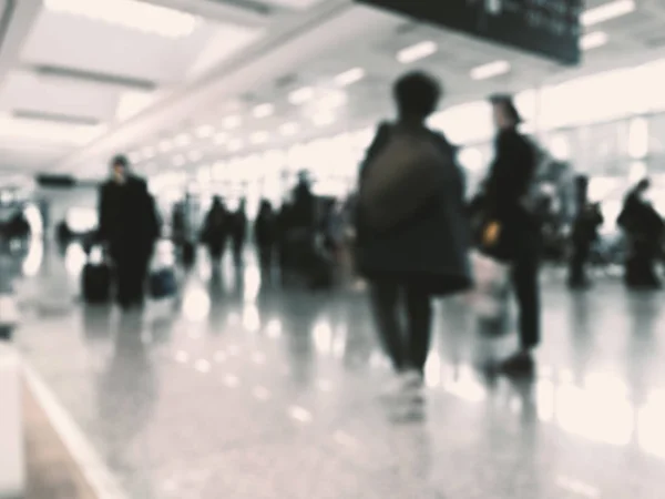 Defocused İnsanlar bir kapı önünde bir kuyrukta bekleyen bir — Stok fotoğraf