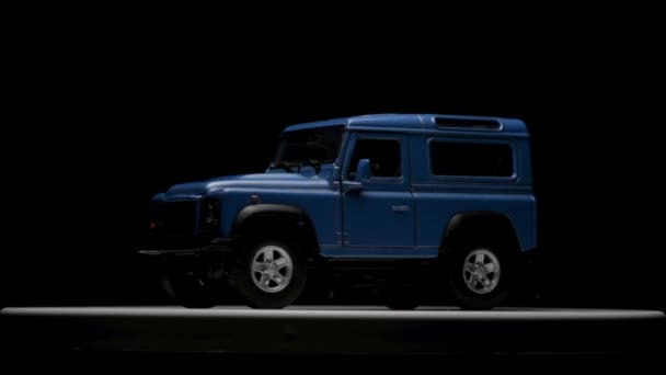 Izmir Turkiet Maj 2019 Roterande Blå Land Rover Defender Leksaksbil — Stockvideo