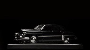 İzmir, Türkiye - 11 Mayıs 2019. Siyah arka plan üzerinde Döner Brandless siyah renkli 50s Oyuncak Modeli araba fotoğrafı.