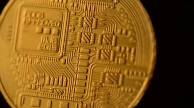 Bitcoin kripto para birimini döndürme görüntüleri kapatın ve siyah bir arka plan üzerinde.