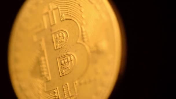 Roterende Bitcoin Cryptogeld Close Beelden Een Zwarte Achtergrond — Stockvideo