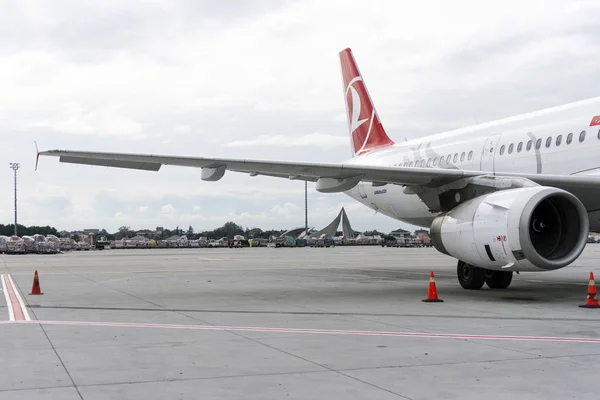 Silnik turecki samolot komercyjny Airlines. — Zdjęcie stockowe