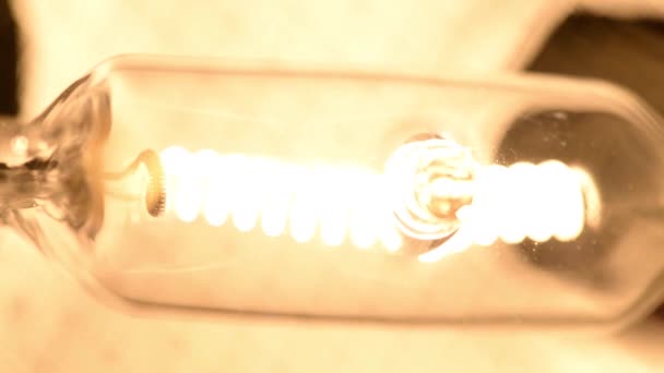 Primer Plano Una Lámpara Tungsteno Con Luz Tenue — Vídeo de stock