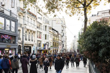 İstanbul Beyoğlu Türkiye'de kalabalık insanlarla İstiklal Caddesi.