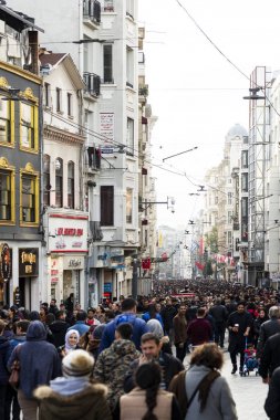 İstanbul Beyoğlu Türkiye'de kalabalık insanlarla İstiklal Caddesi.