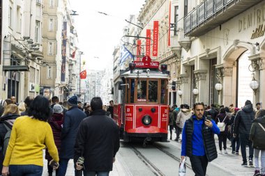 Kalabalık insanlarla İstiklal Caddesi ve İstiklal Tramvayı İstanbul B