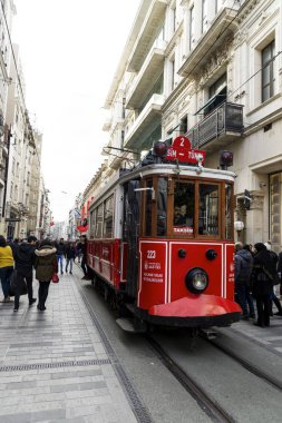 Kalabalık insanlarla İstiklal Caddesi ve İstiklal Tramvayı İstanbul B