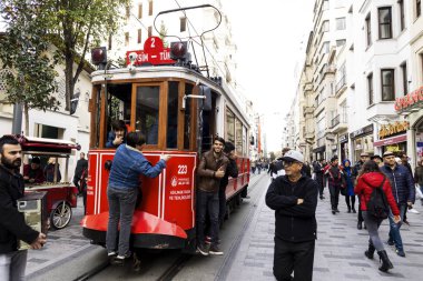 Kalabalık insanlarla İstiklal Caddesi ve İstiklal Tramvayı İstanbul B