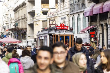 Kalabalık insanlarla İstiklal Caddesi ve İstiklal Tramvayı İstanbul B