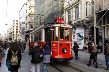 Kalabalık insanlarla İstiklal Caddesi ve İstiklal Tramvayı İstanbul B