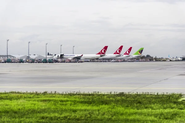 Lotnisko w Stambule, które jest nieczynne. Z trzema Turkami. — Zdjęcie stockowe