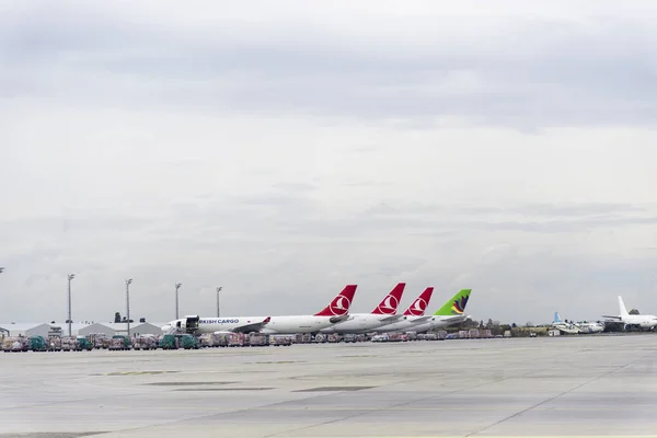 Lotnisko w Stambule, które jest nieczynne. Z trzema Turkami. — Zdjęcie stockowe