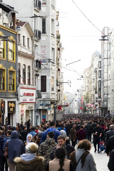 İstanbul Beyoğlu Türkiye'de kalabalık insanlarla İstiklal Caddesi. — Stok fotoğraf