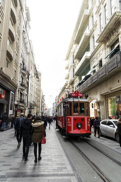 Kalabalık insanlarla İstiklal Caddesi ve İstiklal Tramvayı İstanbul B — Stok fotoğraf