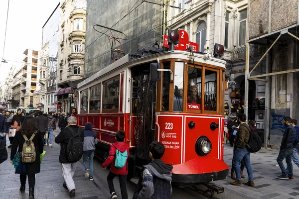 Viale Istiklal con persone affollate e Istiklal Tram Istanbul B — Foto Stock