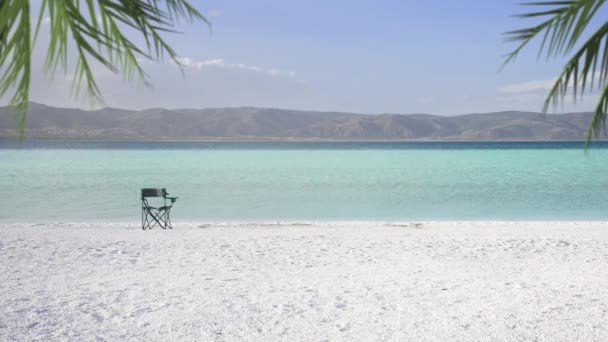 Озеро Сальда Похожее Мальдивы Белым Песком Бирюзовой Водой Пустым Стулом — стоковое видео