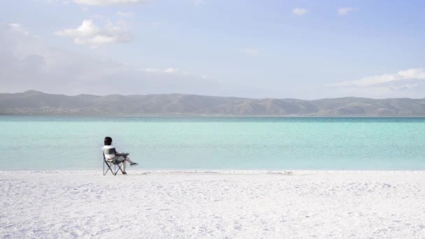 Lacul Salda Maldive Nisip Alb Apă Turcoaz Colorată Femeie Stând — Videoclip de stoc