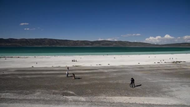 ブルドゥール トルコ 2019年6月4日 夏のシーズンに一部の人々とイェシロバブルドゥールトルコのサルダ湖 サルダ湖は粘土でクレーター湖です — ストック動画
